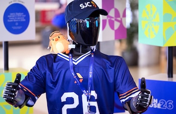 El Aeropuerto Internacional Mineta de San José lanza el robot humanoide IntBot, impulsado por IA