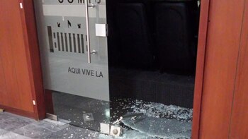 Rompieron la puerta de vidrio