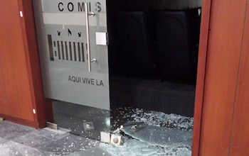 Rompen puerta de la Comisión