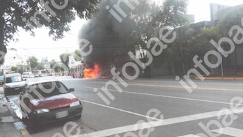 Fuego, cenizas y una condena millonaria: el colectivo que se prendió fuego en Flores y destruyó un puesto de diarios