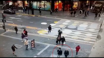 Ambos caminando por el centro