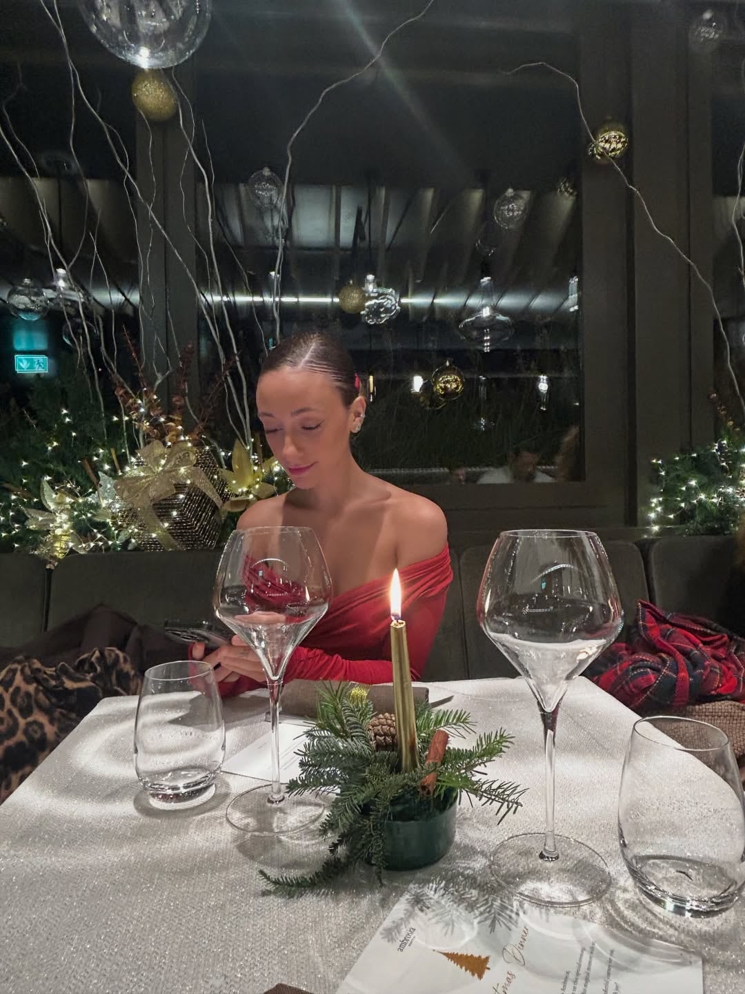 La cena final de Toto y Camila, llena de detalles elegantes y calidez, simboliza la intimidad y el crecimiento de su romance joven en Europa