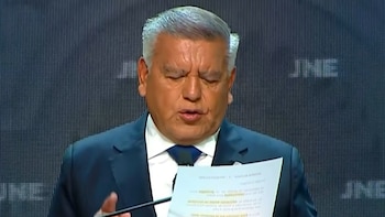 César Acuña interviene en el debate presidencial leyendo una hoja completamente resaltada y con letras grandes