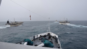 Vanuatu retiró su bandera a 3 buques chinos que hacían pesca ilegal en el Mar Argentino: ahora se registraron en Tanzania