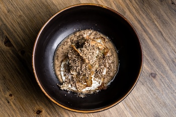 Coliflor en textura con huevo frito de Los Curro, del restaurante Uskar (Cedida)