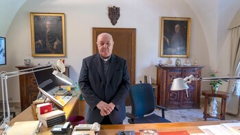 El obispo Sergio Pagano posa