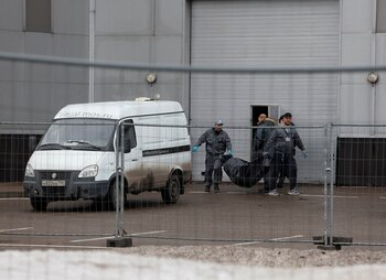 Rescatistas trasladan el cuerpo de