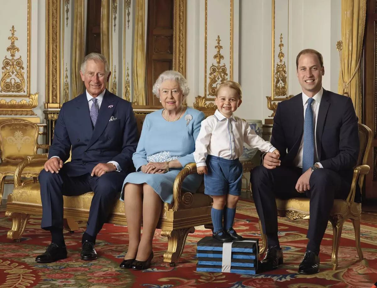 La reina Isabel II en 2016 con los tres herederos directos al trono británico: el príncipe Carlos, el príncipe Jorge y el príncipe Guillermo, de izquierda a derecha. (Ranald Mackechnie / Palacio de Buckingham)