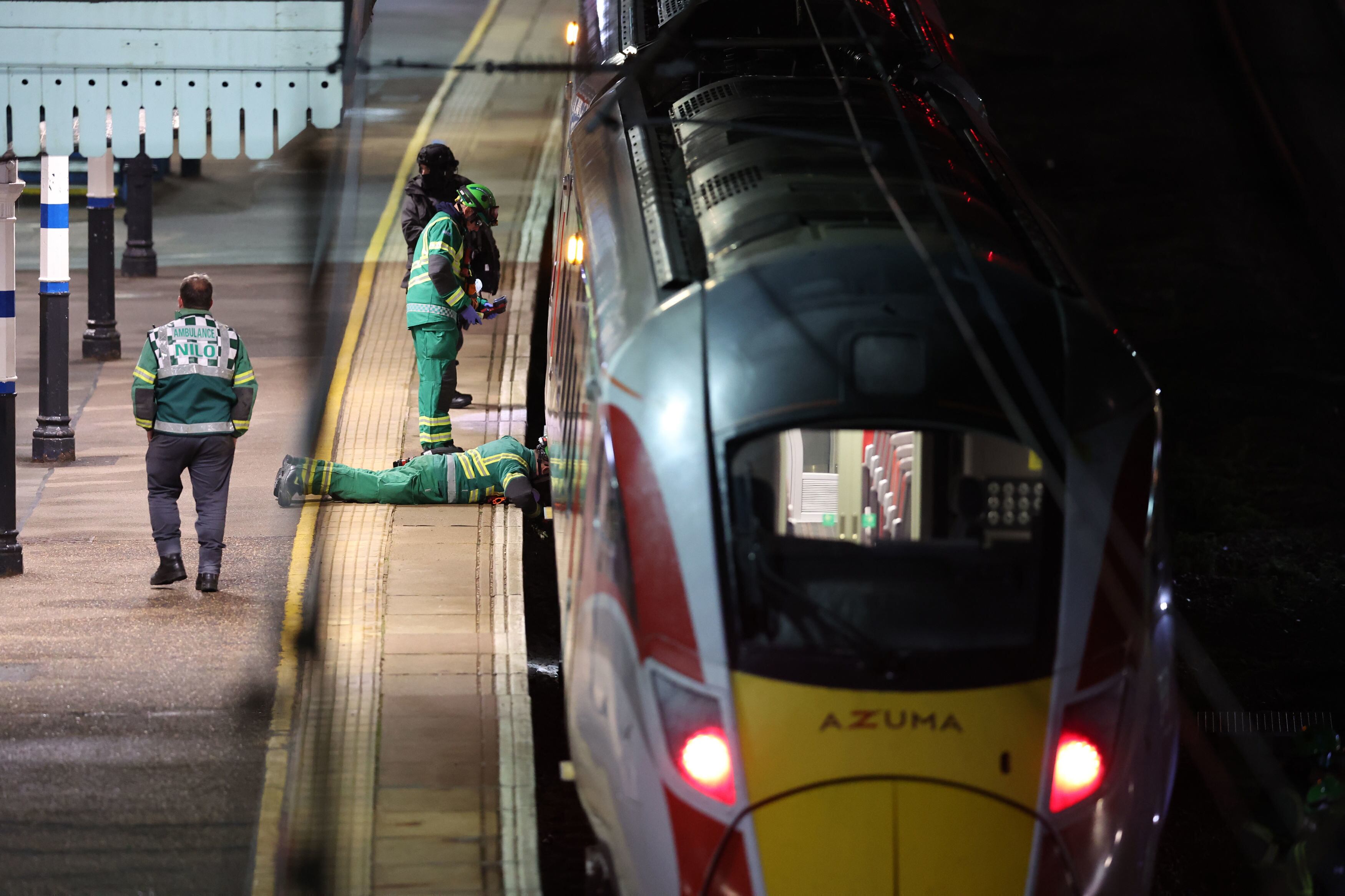 Personal de emergencias inspecciona un tren en la estación de Huntingdon, Inglaterra, en Cambridgeshire después de que varias personas fueran apuñaladas el sábado 1 de noviembre de 2025 (Chris Radburn/PA via AP)