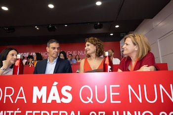 27/06/2026 El presidente del Gobierno Pedro Sánchez, la vicesecretaria general, María Jesús Montero (2d), la secretaria de organización, Rebeca Torró Soler (i), y la secretaria de Igualdad, Pilar Bernabé García (d) durante la reunión del Comité Federal del PSOE, en la sede nacional de la calle Ferraz, a 27 de junio de 2026, en Madrid (España). El comité federal ha aprobado los plazos para que las federaciones celebren primarias en julio, septiembre y noviembre con el fin de elegir a sus candidatos autonómicos y municipales.
POLITICA
Jesús Hellín - Europa Press