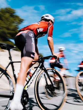 La ruta de 175 kilómetros del Tour de Francia Femenil 2026 incluirá tres etapas llanas, tres accidentadas, dos de montaña y una contrarreloj individual. (Instagram/ romina_hinojosa02)