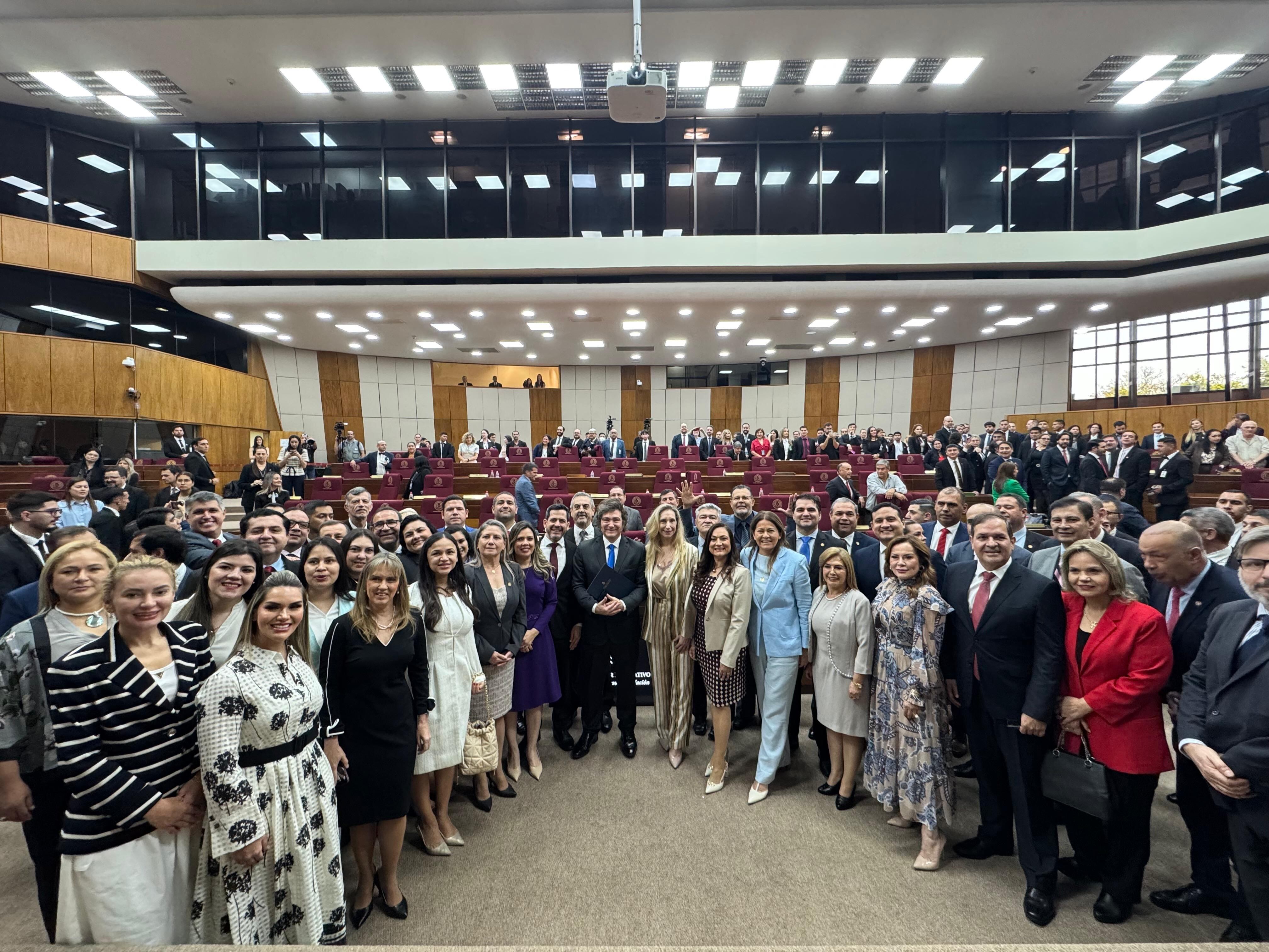 Milei posa con los parlamentarios paraguayos