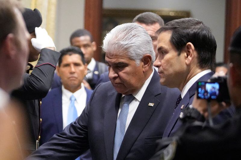 El presidente de Panamá, José Mulino, y el secretario de Estado de Estados Unidos, Marco Rubio, llegan a una reunión en el palacio presidencial en la Ciudad de Panamá, Panamá, el 2 de febrero de 2025. Mark Schiefelbein/Pool vía REUTERS