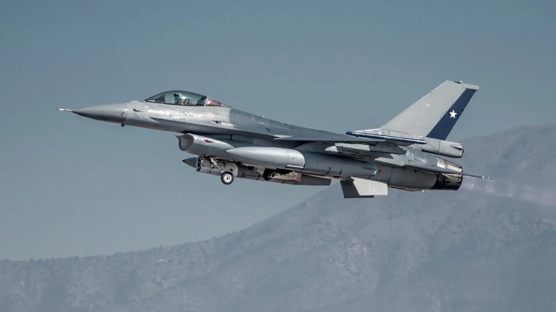 El Fighting Falcon, F16, diseñado para combates aéreos cercanos, incorporó innovaciones como una cabina tipo burbuja - crédito Fuerza Aérea de Chile