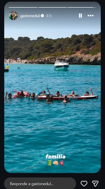 Gastón Edul publicó historias desde Mallorca junto a su hermano Guido Edul y compartió una foto grupal con el epígrafe “familia”