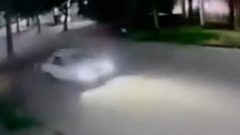 Chocó contra una casa, atropelló a un adolescente y escapó corriendo: todo quedó registrado en video