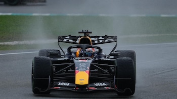 Verstappen reina en la surrealista carrera de Sepang y Alonso entra en los puntos