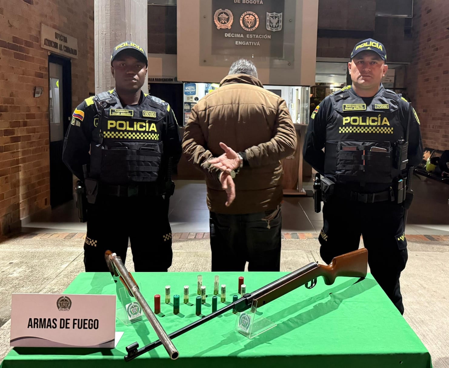 Dos escopetas y 13 cartuchos marcó el desenlace de una intervención policial en el barrio Las Ferias - crédito Policía Bogotá