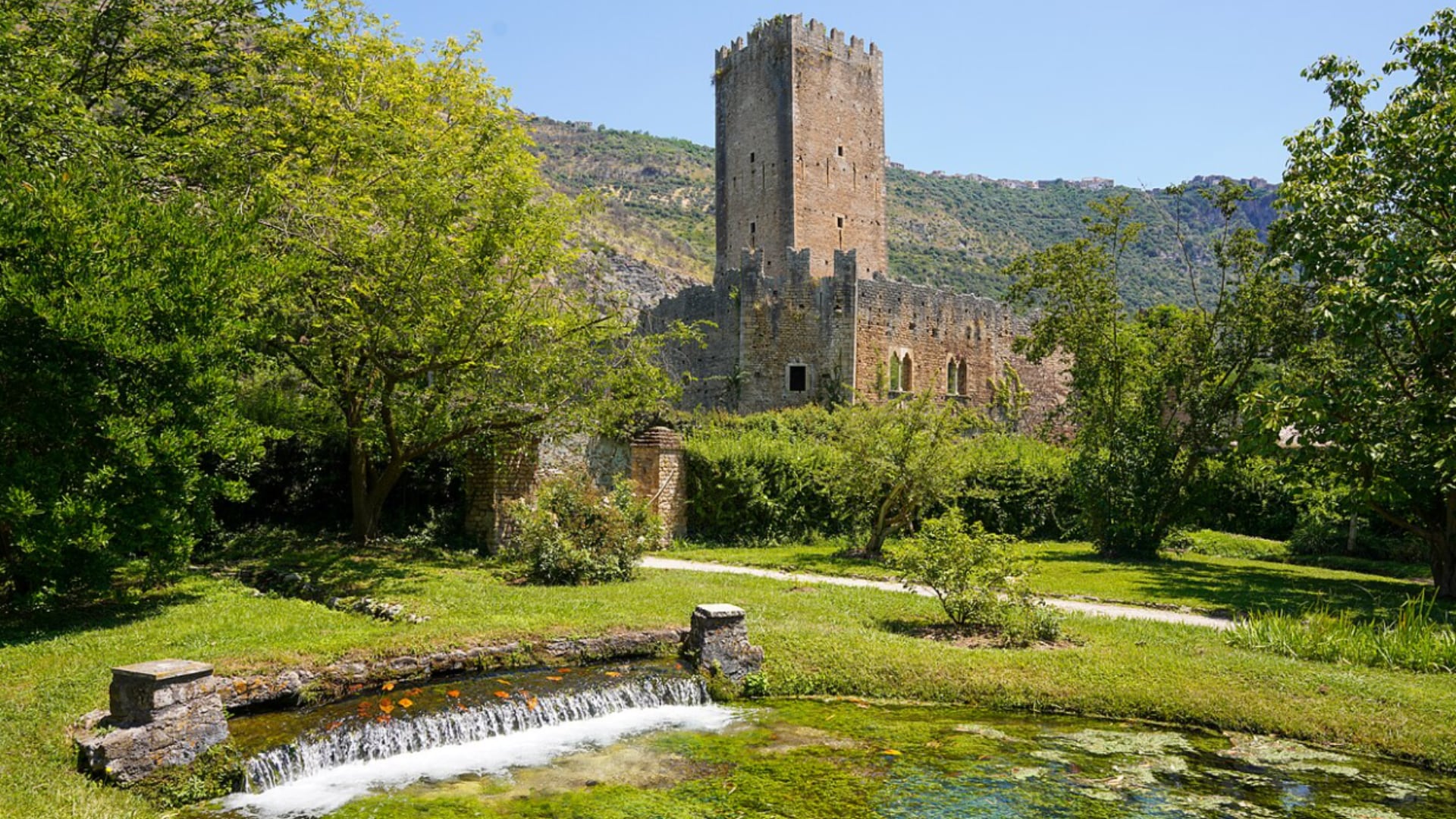 Castello di ninfa e giardino en Sermoneta (Wikimedia Commons)