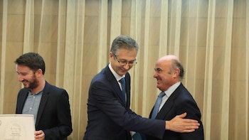 Guindos ve a De Cos un "magnífico" candidato al BCE, pero recuerda que no eligen economistas, sino políticos