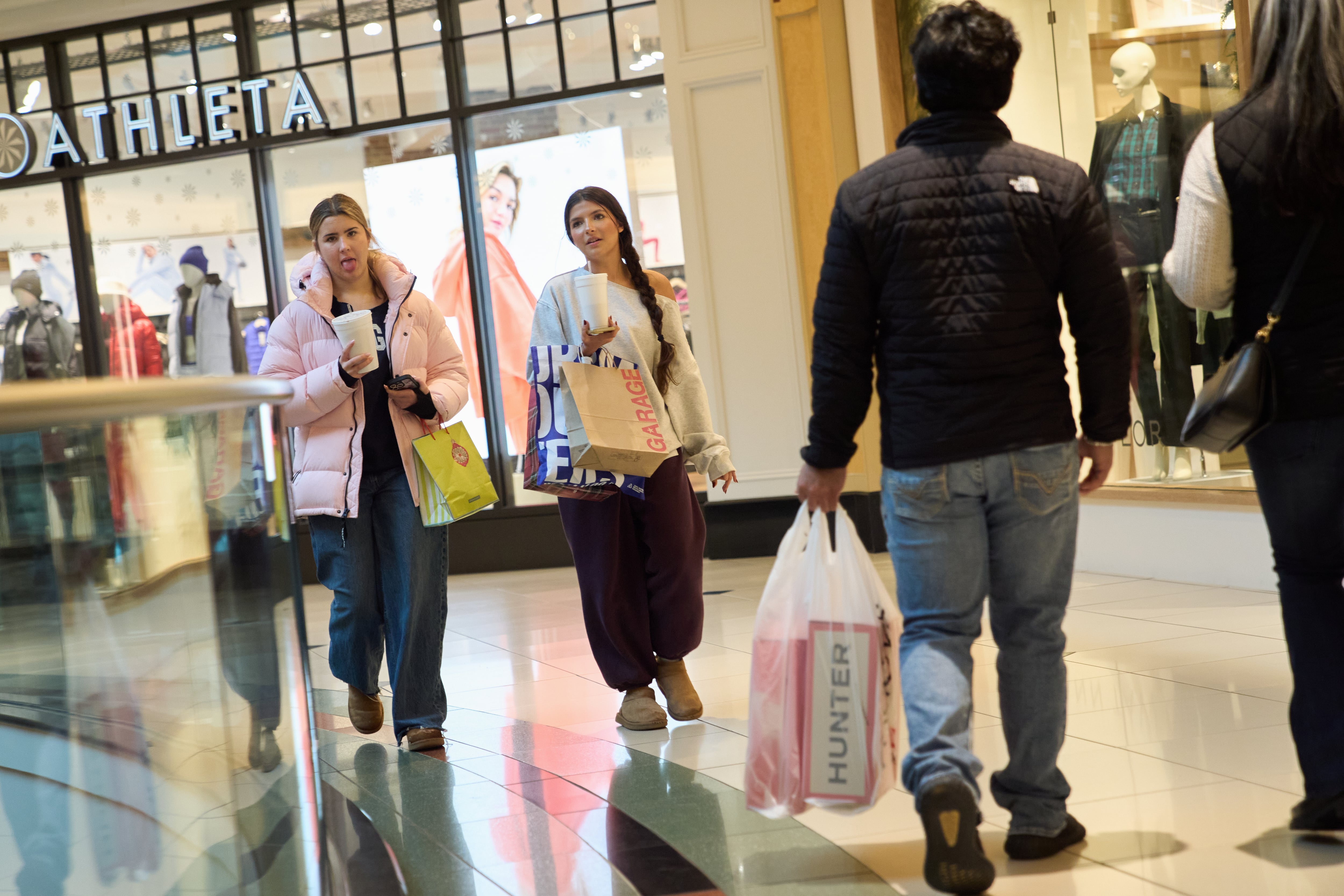 Compradores pasean por el centro comercial Somerset Collection, el 10 de diciembre de 2025, en Troy, Michigan (AP Foto/Ryan Sun)
