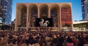 Las imágenes de las producciones del Metropolitan Opera se proyectan frente al edificio de la compañía en Lincoln Center, convirtiendo uno de los principales centros culturales de Nueva York en un cine al aire libre.