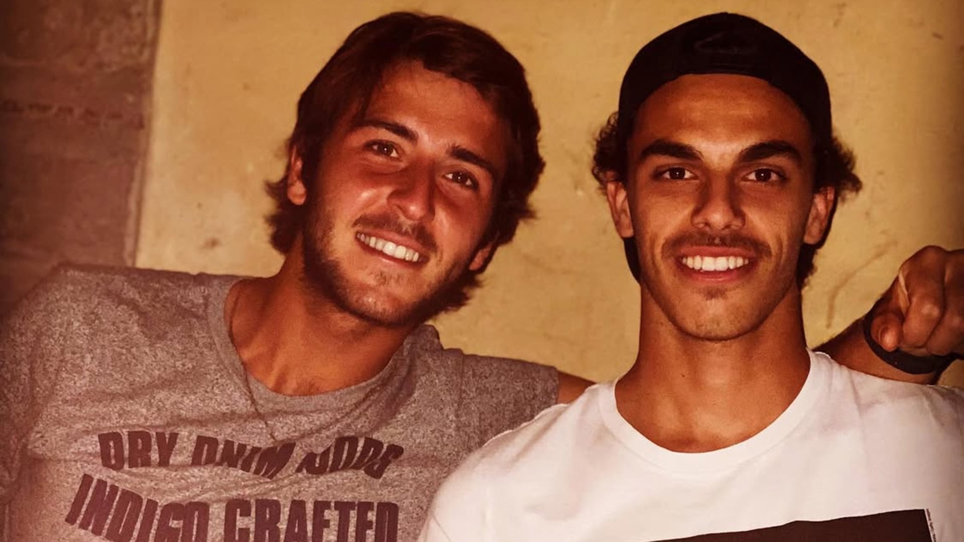 Tomás Etcheverry y Francisco Cerúndolo posan sonrientes antes del cruce que los pondrá frente a frente, reflejo de una amistad forjada mucho antes de este duelo en Buenos Aires (Crédito: IG Tomás Etcheverry)