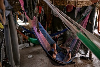 Un joven descansa en una