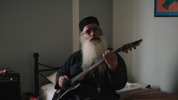 Un sacerdote griego y su drone metal irrumpen en la escena musical
