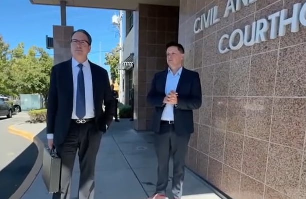 El jurado deliberó sobre acusaciones que abarcan casi dos décadas y que incluyen denuncias de bebidas adulteradas y múltiples agresiones; la fase de daños punitivos comienza el martes (KTVU FOX 2 San Francisco)
