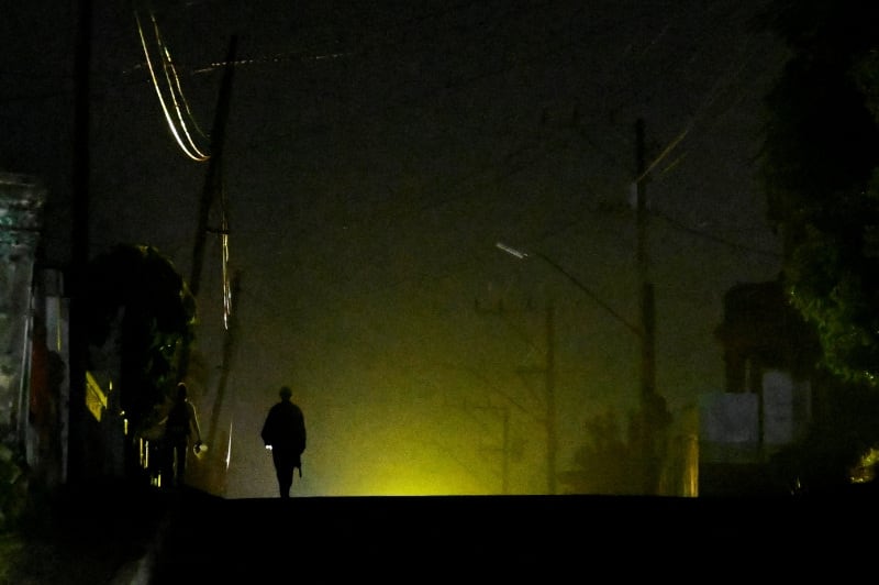 Un hombre camina por la calle durante un apagón mientras Cuba lucha por paliar los cortes de luz en medio de la reducción del suministro de combustible procedente de Venezuela, en La Habana, Cuba. (REUTERS/Norlys Pérez)