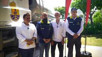 Cada carrotanque, con 16.000 litros,