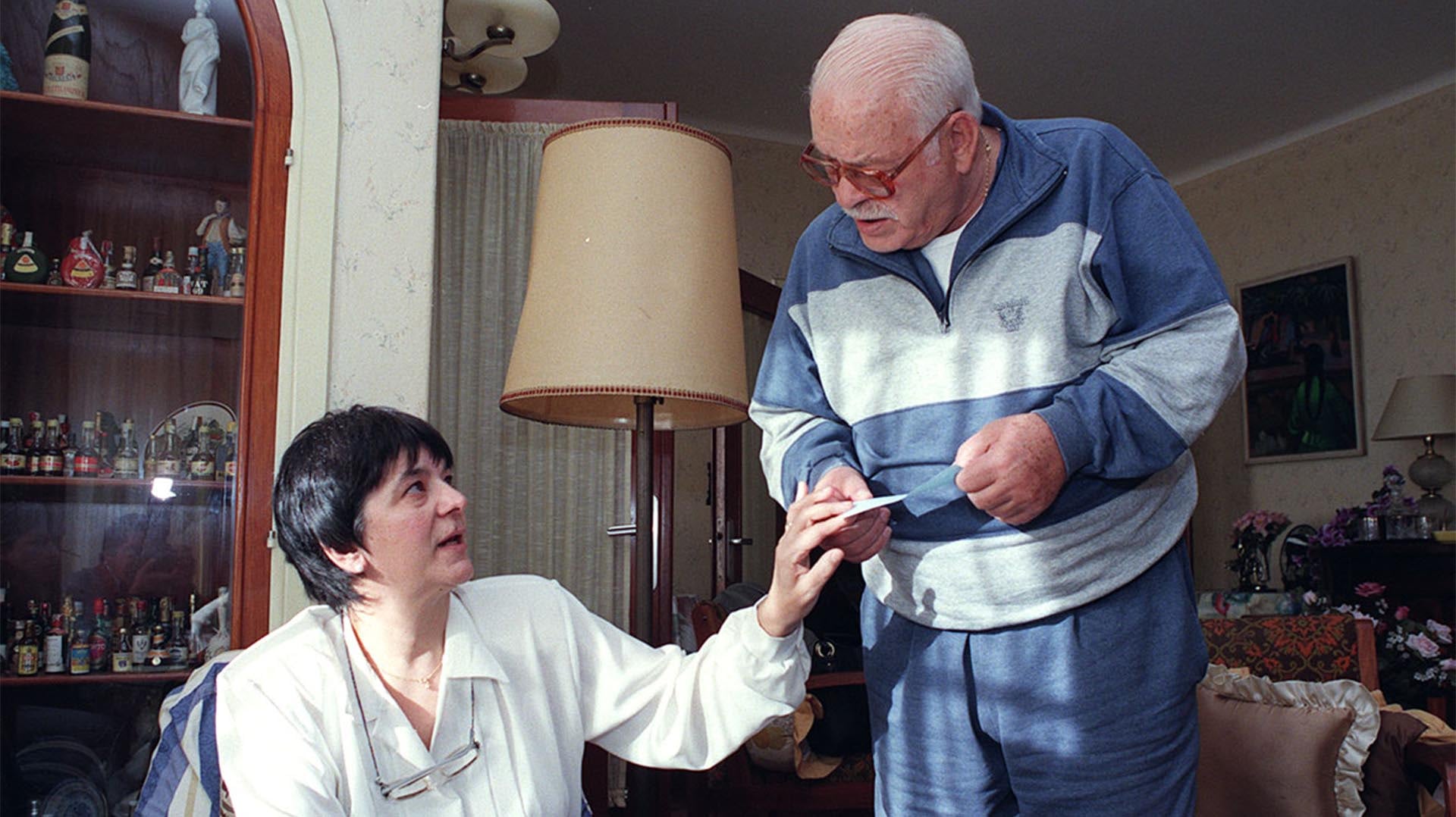 El delincuente francés en su casa de la ciudad serrana con Margarita Naval (Gentileza La Voz del Interior)