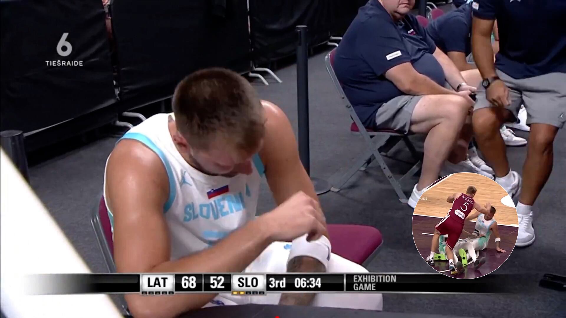 El gesto de dolor de Luka Doncic tras la desafortunada jugada en la que un compañero se le cayó encima de su rodilla