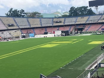 Las manchas en la cancha del estadio Atanasio Girardot corresponden a los puntos donde estaban ubicadas carpas de staff de producción o torres de sonido - crédito En la grama quedaron marcadas las estibas que protegen la gramilla - crédito Juan Camilo Estrada/X