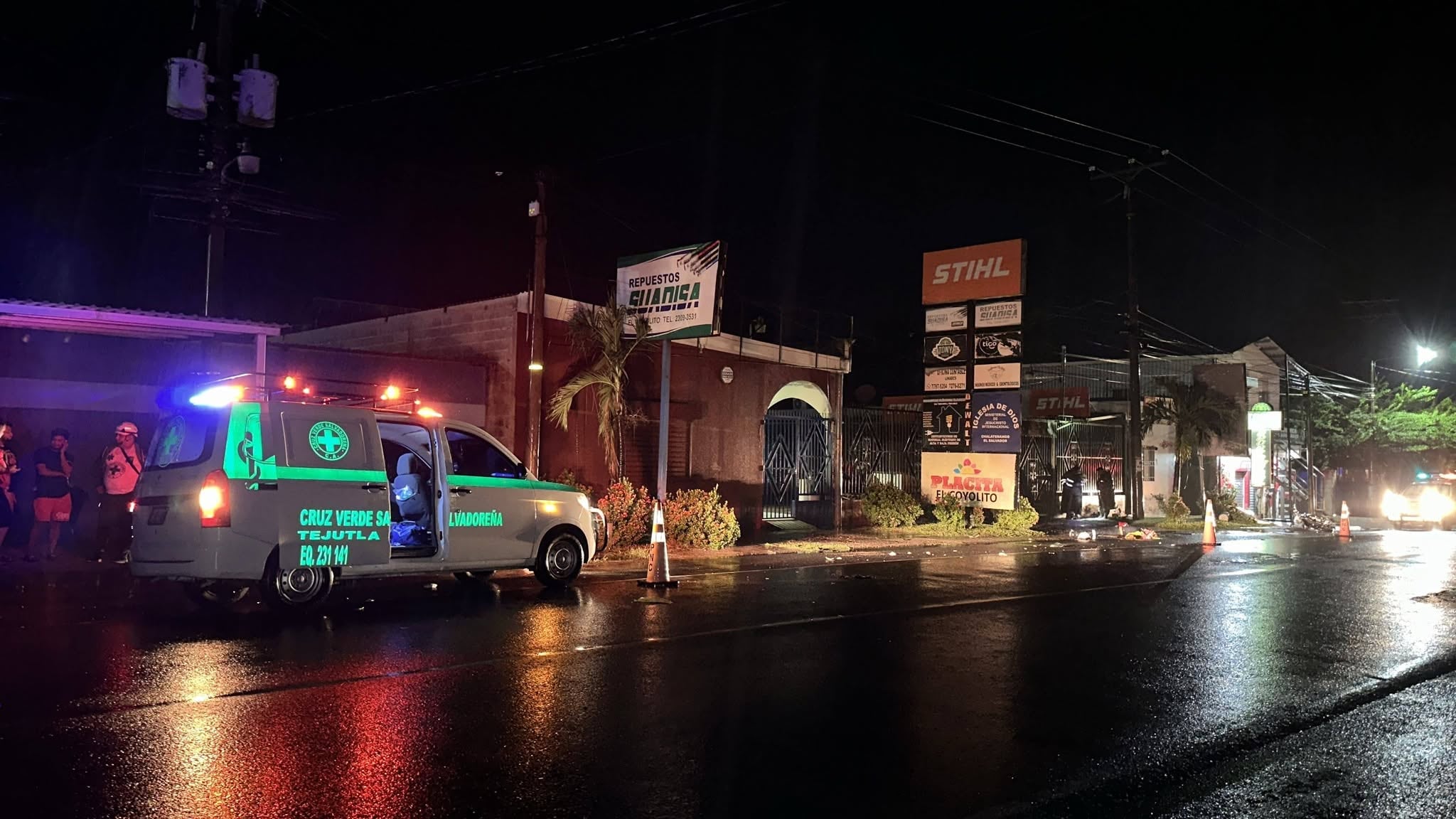 Un motociclista murió en la carretera Troncal del Norte, en Chalatenango, tras perder el control del vehículo en medio de las fuertes lluvias. (Foto cortesía Cruz Verde Salvadoreña)