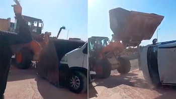 La excavadora levanta y vuelca