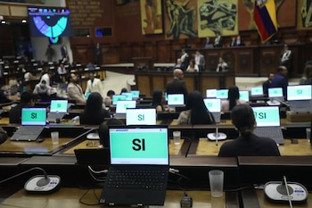 30/09/2026 Hemiciclo de la Asamblea durante la votación de la ley.
La Asamblea Nacional de Ecuador ha aprobado con 88 votos a favor el Proyecto de Ley Orgánica Reformatoria para la Prevención y Erradicación del Reclutamiento o Utilización de Niñas, Niños y Adolescentes, una nueva herramienta legislativa destinada a aislar a las estructuras del crimen organizado y proteger a los sectores más vulnerables del país.
POLITICA
ASAMBLEA NACIONAL DE ECUADOR