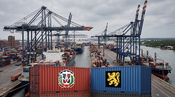 Grúas portuarias, barcos mercantes y contenedores de carga apilados. Contenedor rojo con escudo dominicano y contenedor azul con león belga.