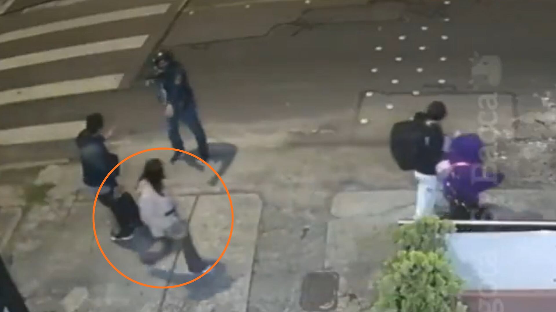 Una mujer que estaba justo al lado del la víctima alcanzó a correr para evadir el atraco a mano armada, en el norte de Bogotá - crédito @PasaenBogota/X