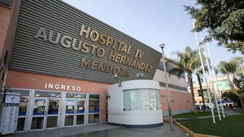 Un paciente de 41 años convivió durante 10 años con una hernia que llegó a convertirse en una masa de 8 kilos - Créditos: Essalud.