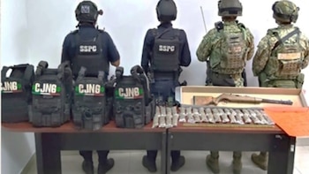 Aseguran chalecos con la leyenda