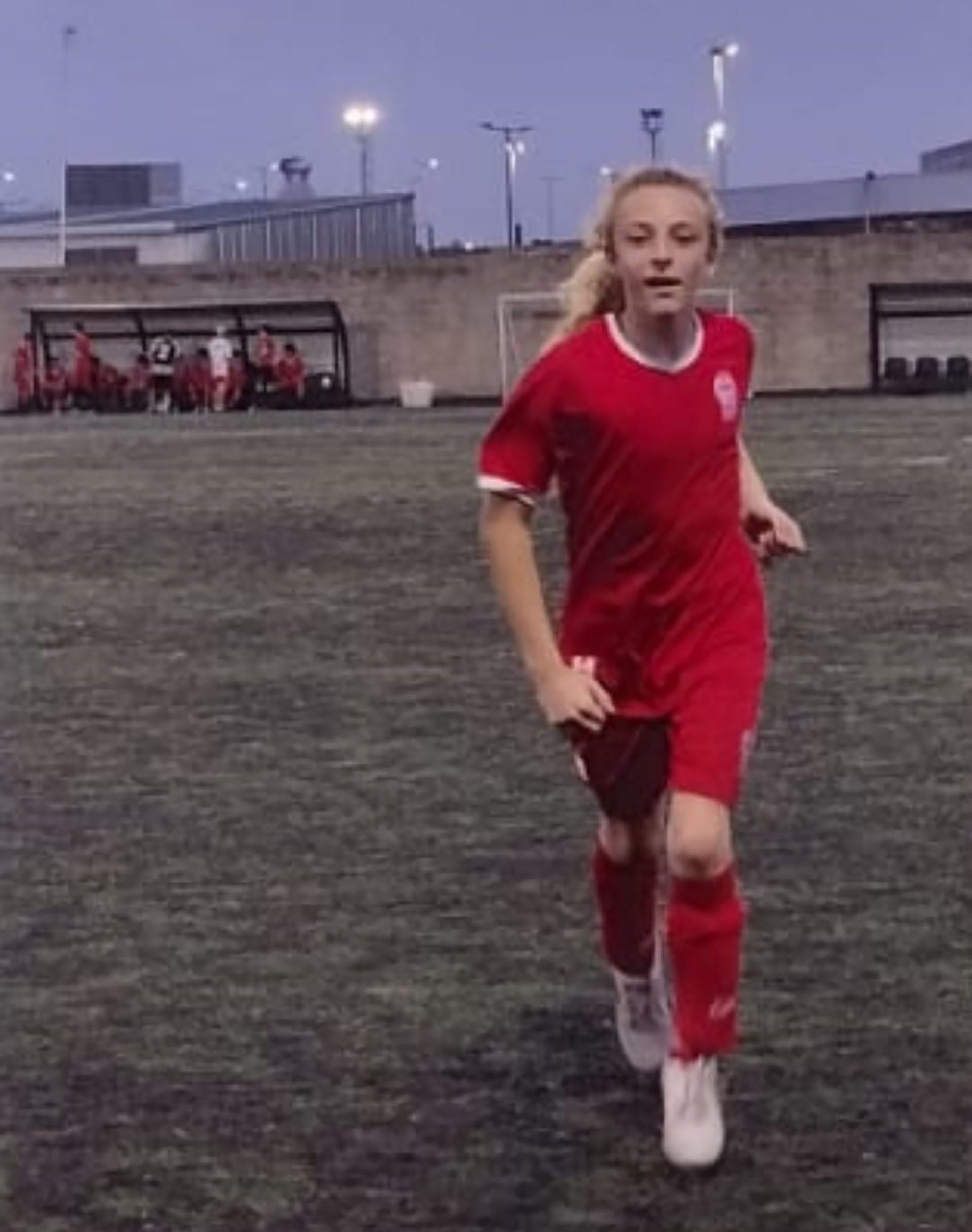 Entre sus múltiples actividades, también juega al fútbol en Huracán