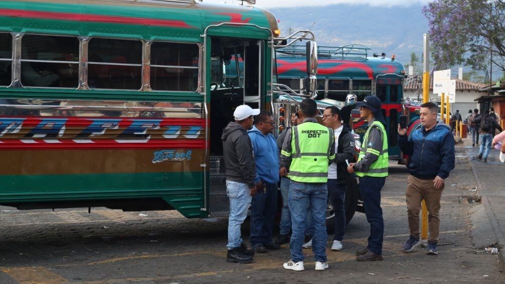 El incremento en precios de referencia motivó este lunes a la realización de una caravana de autobuses, transporte carga y vehículos particulares y advertencia por interrupciones en Guatemala Foto archivo.