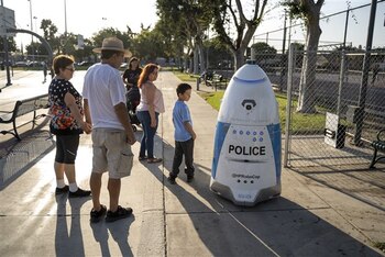 Un grupo de personas observa