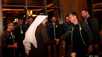 Gallardo le estrecha la mano