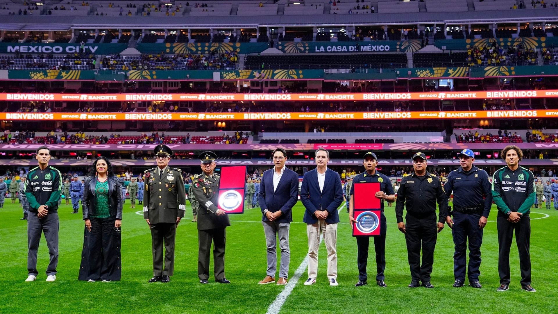 Ejército Nacional fue homenajeado en la cancha del Estadio Azteca (FMF)
