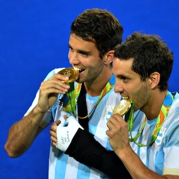 Lucas y Matías Rey, los hemanos que ganaron la dorada en Río 2016 y comandaron a Los Leones en el Mundial 2026 (@m_rey22)
