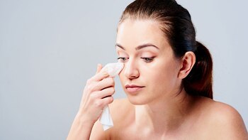 Mujer limpiándose el rostro. (Shutterstock