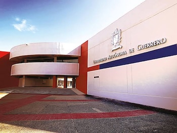 La comunidad universitaria de la UAGro expresó consternación ante el asesinato de familiares del rector con licencia, Javier Saldaña Almazán.